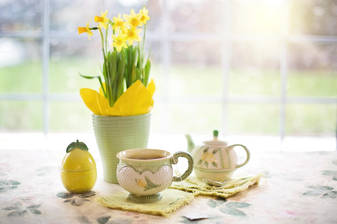 Keukentafel met kleurrijke lentebloemdecoraties.