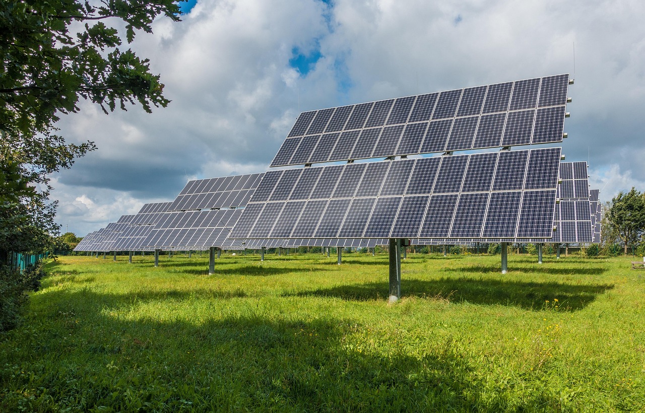 Huis met installatie van vloeibare zonnepanelen. Huis met installatie van vloeibare zonnepanelen.