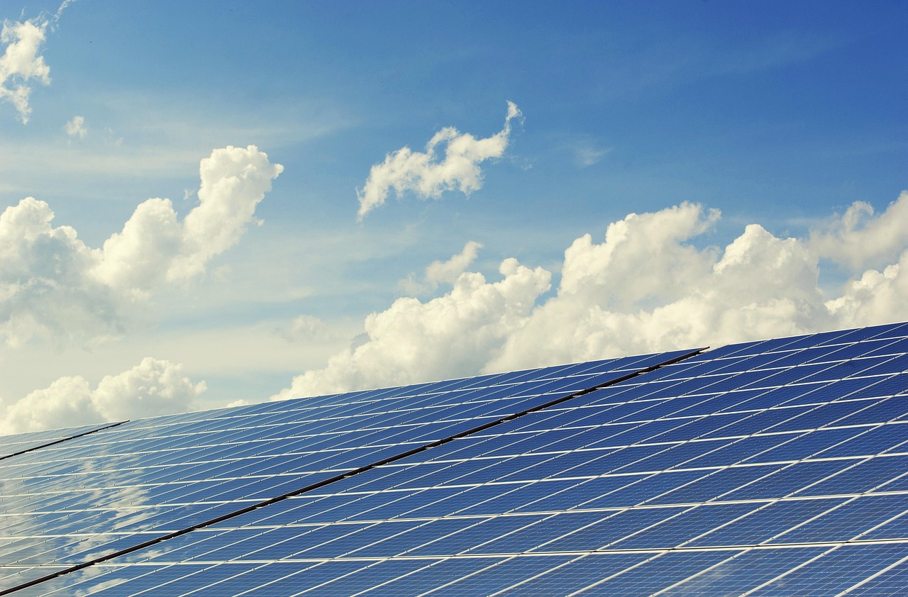 Zonpanelen op zonnig dak van energiezuinig huis.