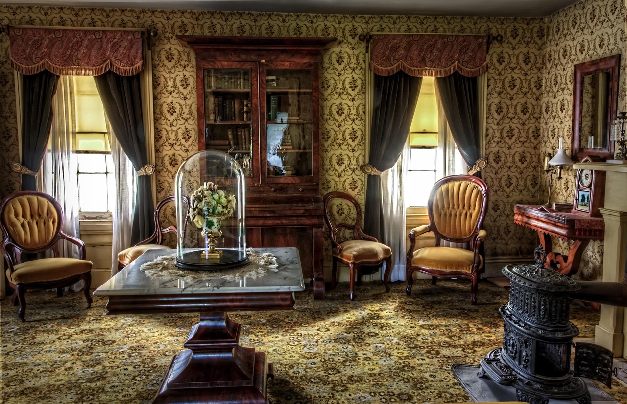 Vintage gordijnen met geometrische vormen in studeerkamer.