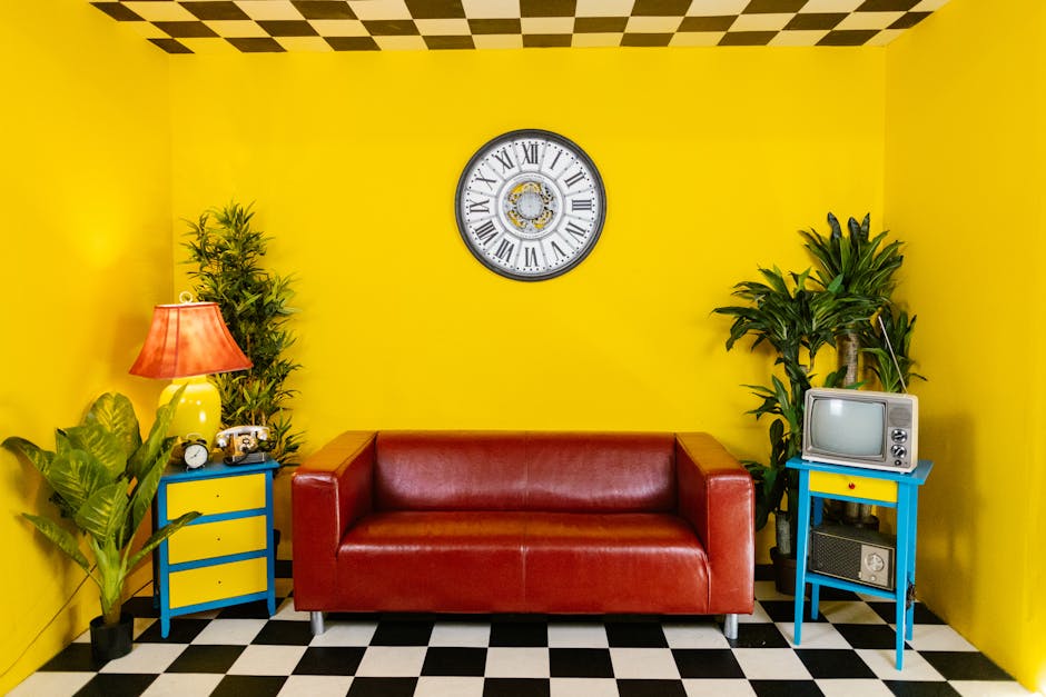Jaren '70 gordijnen met aardetinten in eetkamer.