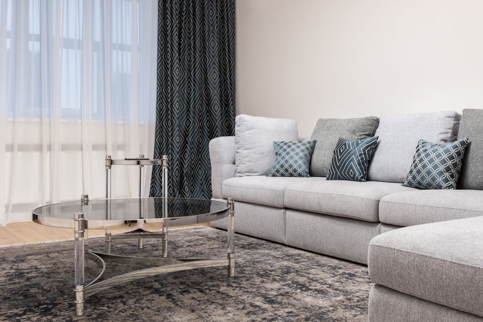 Stijlvol interieur met gelaagde gordijnenoverlapping.