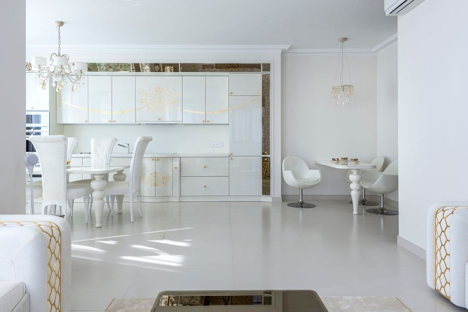 Slaapkamer met minimalistische witte decoratie. Slaapkamer met minimalistische witte decoratie.