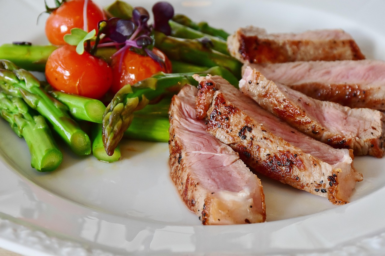 Verschillende BBQ-sauzen met kruiden en specerijen. Verschillende BBQ-sauzen met kruiden en specerijen.