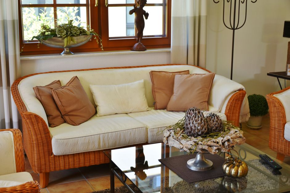 Moderne woonkamer met rotan accenten.
