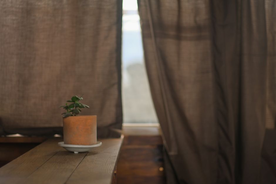 Woonkamer met warme terracotta gordijnen.