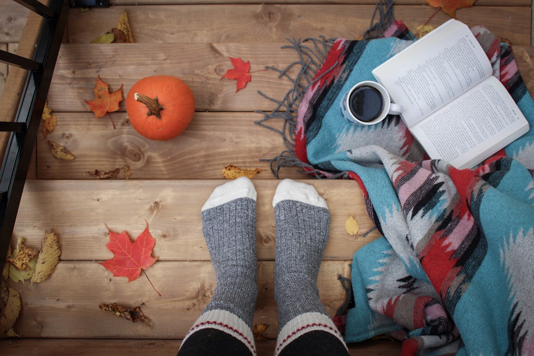 Amsterdamse grachten met kleurrijke herfstbladeren. Amsterdamse grachten met kleurrijke herfstbladeren.