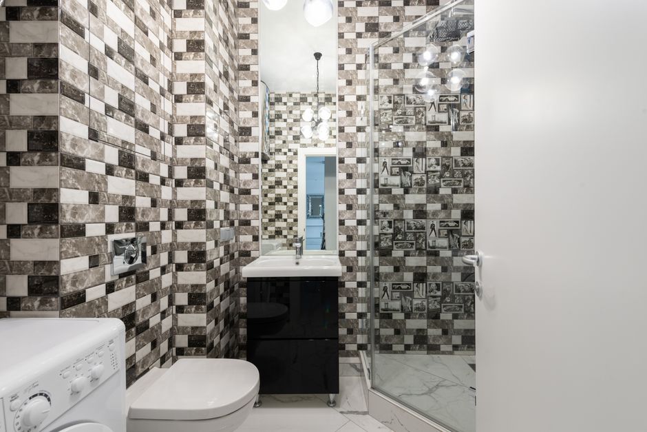 Houten wandrek met groene planten in toilet. Houten wandrek met groene planten in toilet.