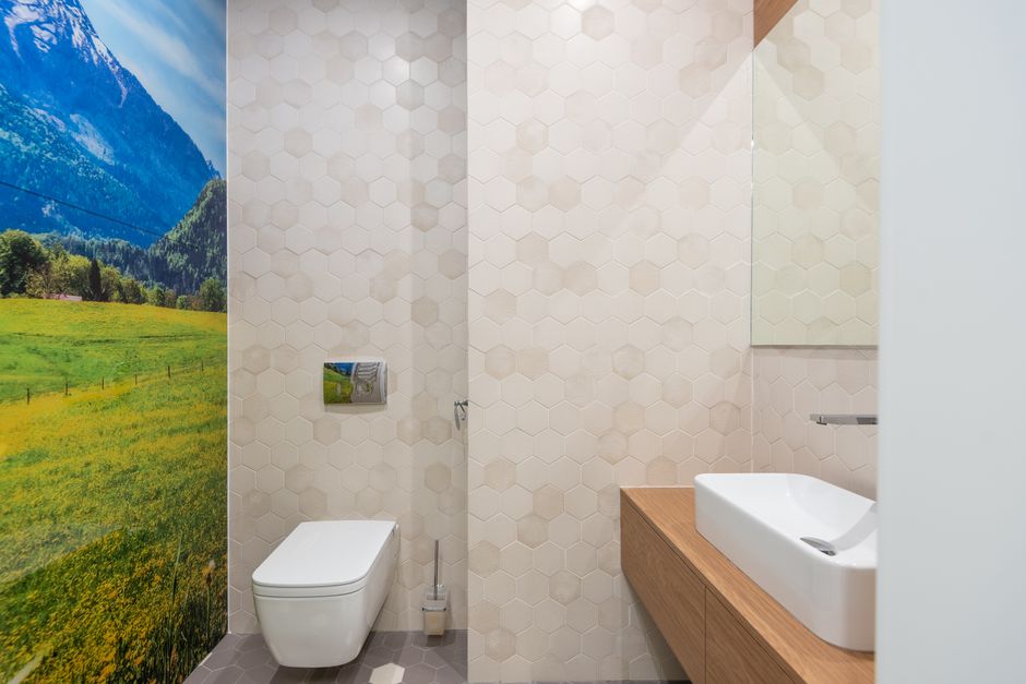 Warme verlichting en spiegels in knus toilet. Warme verlichting en spiegels in knus toilet.