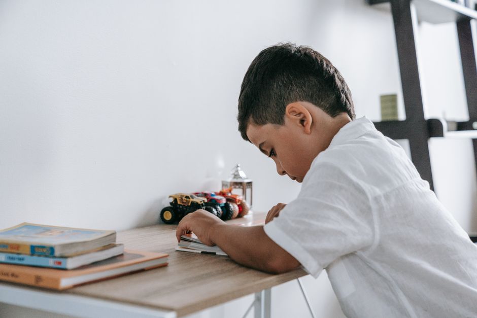 Gezellige studiehoek met kindvriendelijke meubels. Gezellige studiehoek met kindvriendelijke meubels.